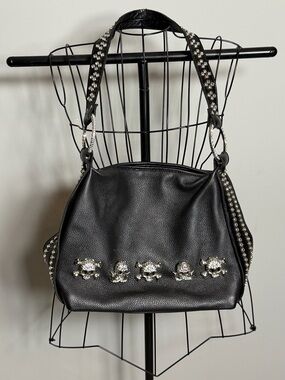 Riviani Black Leather Shoulder Bag with Skull Embellishments